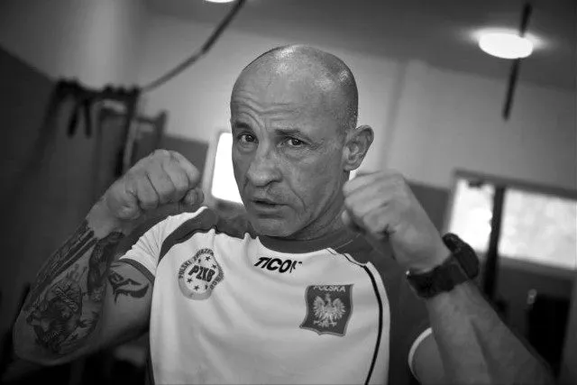 Tomasz Skrzypek w gardzie, w koszulce kadry Polskiego Związku Kickboxingu